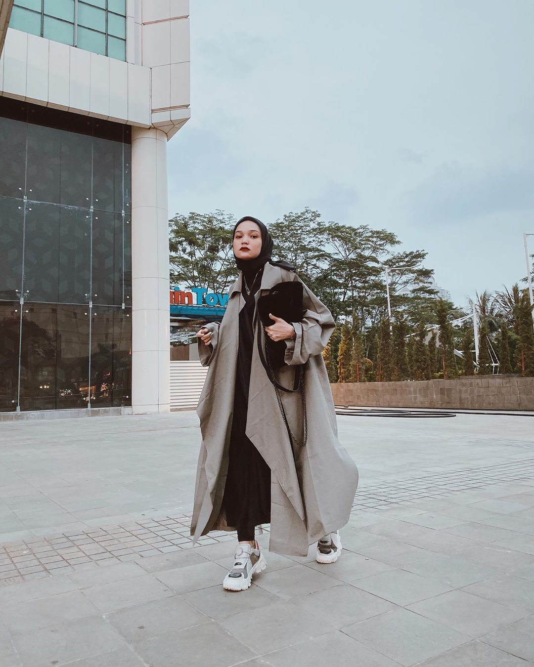 Menumpuk long dress dengan long coat