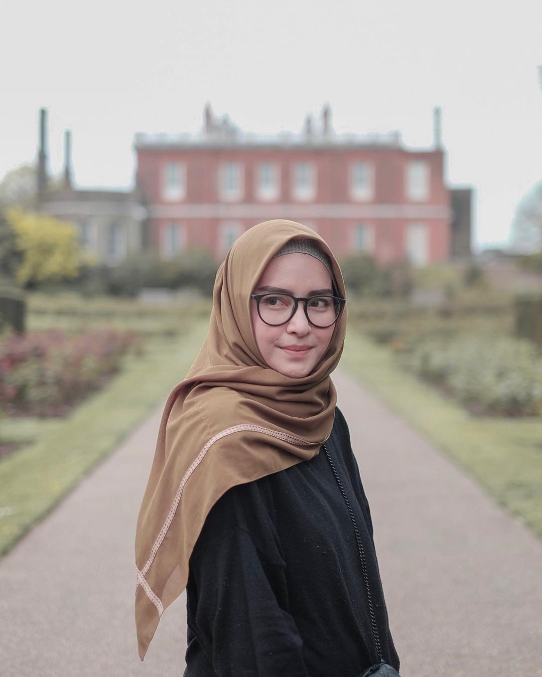 Warna hijab kecokelatan untuk si pemilik kulit kuning langsat