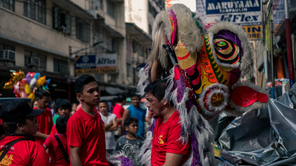 Menonton pertunjukan barongsai di public place