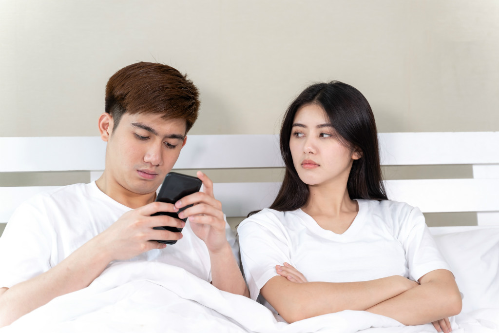Menghampiri pasangan secara tiba-tiba ketika ia membuka ponselnya