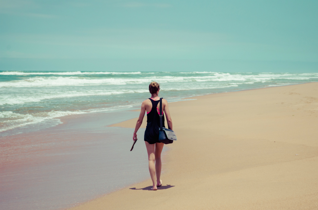Berjalan di atas pasir dengan kaki telanjang dapat meningkatkan kepekaan