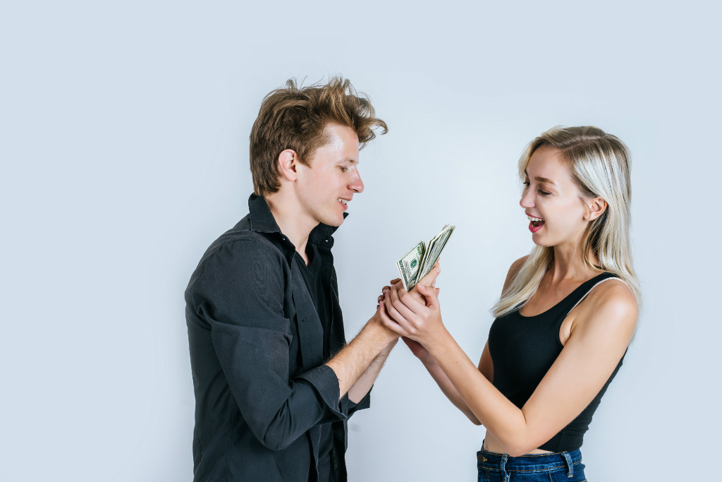 Bagaimana uang memengaruhi hubungan asmara