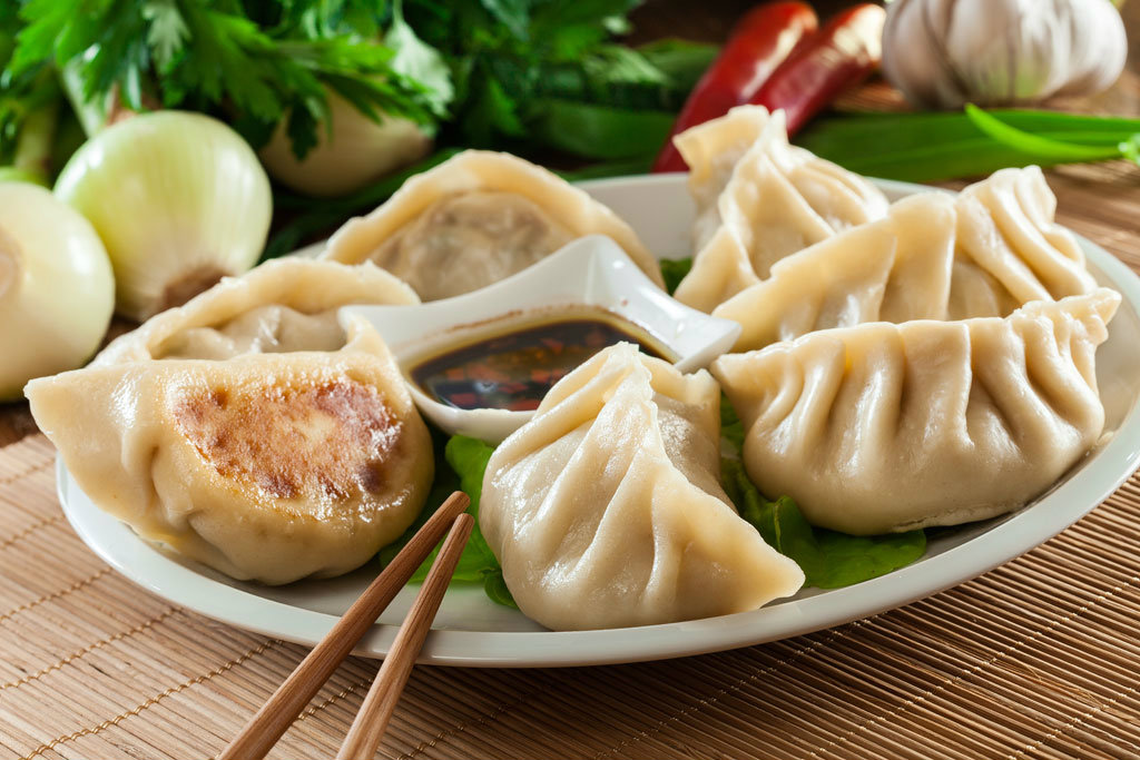 Orang Tionghoa selalu memakan dumpling pada malam Tahun Baru Imlek