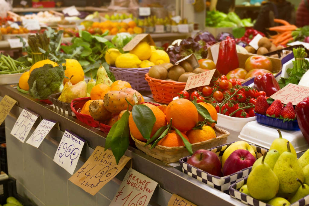 Pergilah ke pasar tradisional, belilah beberapa makanan sehat untuk camilanmu
