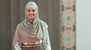 8 Inspirasi Warna Baju Lebaran Serba Coklat yang Bisa Disontek