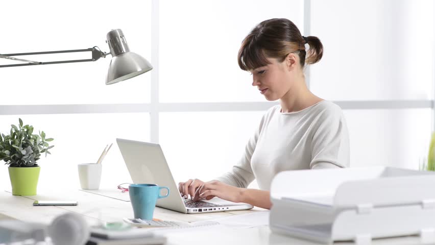 Tips Langsing Untukmu yang Sering Duduk Seharian Saat Bekerja. Mau kan Punya Tubuh Langsing Cantik?