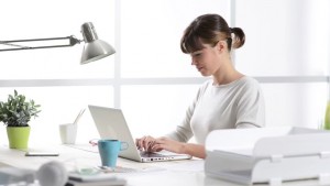 Tips Langsing Untukmu yang Sering Duduk Seharian Saat Bekerja. Mau kan Punya Tubuh Langsing Cantik?