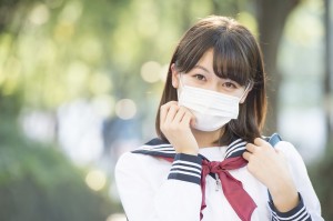 Jangan Keliru, Begini Cara Memakai Masker Bedah yang Benar Agar Efektif Mencegah Virus Masuk