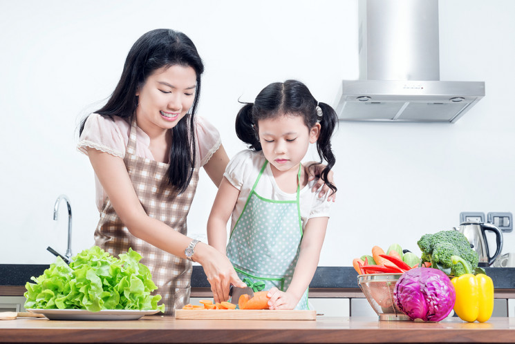 5 Manfaat Mengajak Anak Memasak Di Dapur