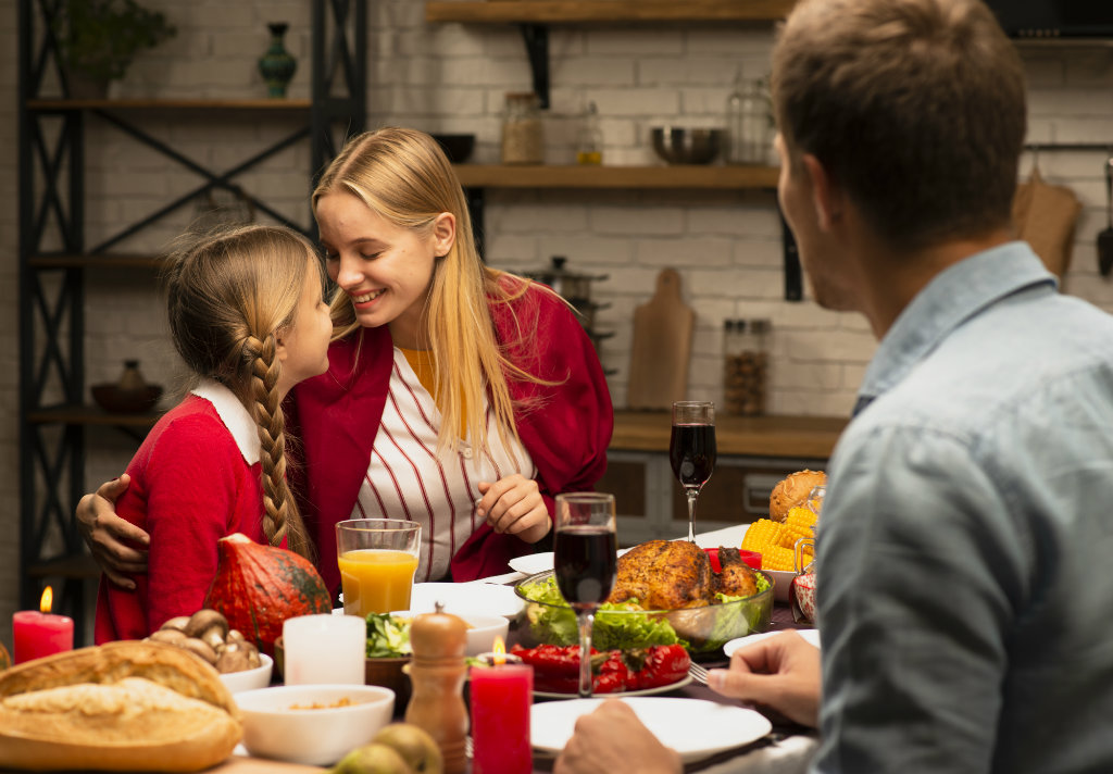 Manfaatkan Kebersamaan Natal, Ketahui 5 Fungsi Makan Malam Keluarga Bagi Si Kecil