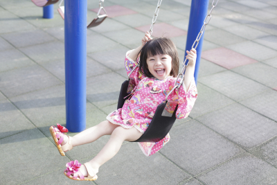 Safety First, Ini 3 Cara untuk Membuat Anakmu Tetap Aman Saat Bermain di Luar