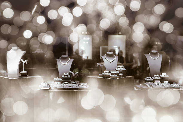 Begini Cara Menggunakan Kalung untuk Wanita Berhijab