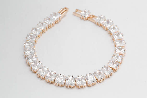 Suka tampil Sederhana dengan Perhiasan? Gelang Emas Ini Bisa Jadi Alternatif