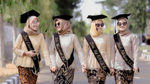 5 Inspirasi Model Kebaya Simple Dan Tetap Elegan Untuk Wisuda