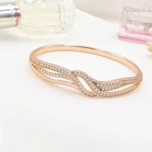 Rekomendasi Gelang Bangle dan Bracelet Untuk Tampilan Mewah Seketika