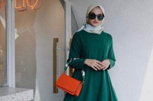 5 Inspirasi Fashion Warna Hijau untuk Wanita Usia 30 Tahunan 