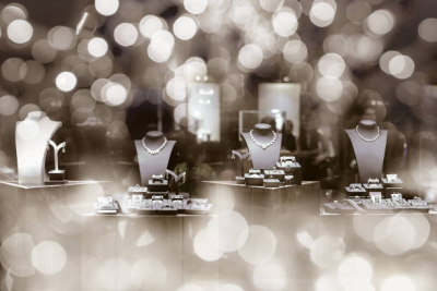 Begini Cara Menggunakan Kalung untuk Wanita Berhijab