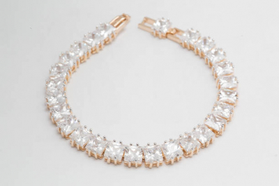 Suka tampil Sederhana dengan Perhiasan? Gelang Emas Ini Bisa Jadi Alternatif