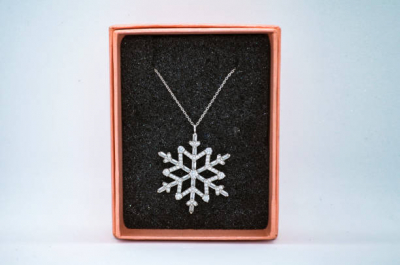 Mudah, Ternyata Begini Mengatasi Rantai Kalung Emas yang Kusut