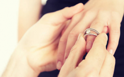 Dimana Letak Cincin Tunangan Seharusnya Di Letakkan?