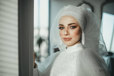 Warna Perhiasan yang Cocok untuk Gaun Pengantin