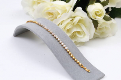 Bagaimana Caranya, Memakai Gelang Yang Kebesaran di Tangan?