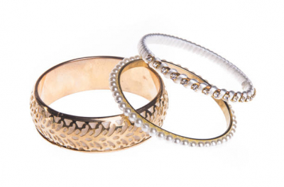 Cara Memakai Gelang Yang Tepat Agar Terlihat Lebih Cantik dan Menarik