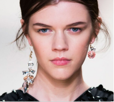 Mismatched Earrings, Tren Anting yang Wajib Kamu Coba di 2021 Ini