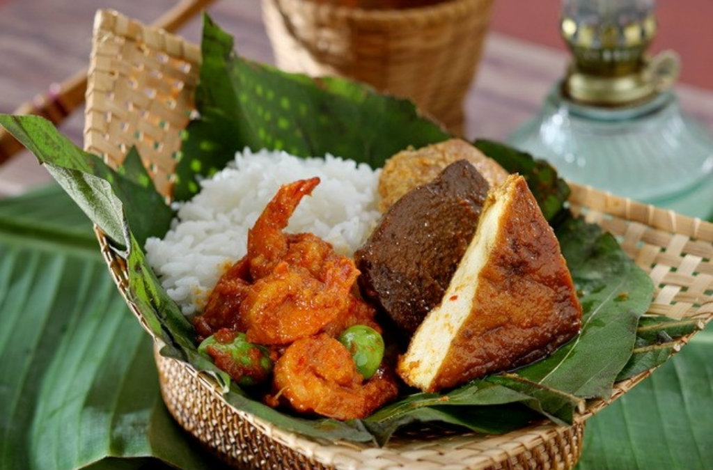 Kangen Suasana Kampung Halaman? Ini Resep Nasi Jamblang Khas Cirebon Untuk Dimasak Di Rumah!
