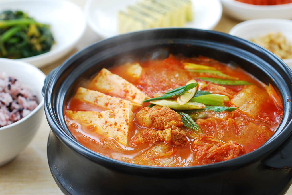 Resep Kimchi Jjigae yang Pedas dan Hangat, Bisa Langsung Dipraktekkan di Rumah, Nih!