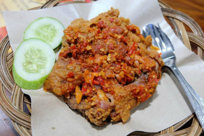 Penggemar Pedas? Yuk, Cobain Resep Ayam Geprek Sambal Setan di Rumah!