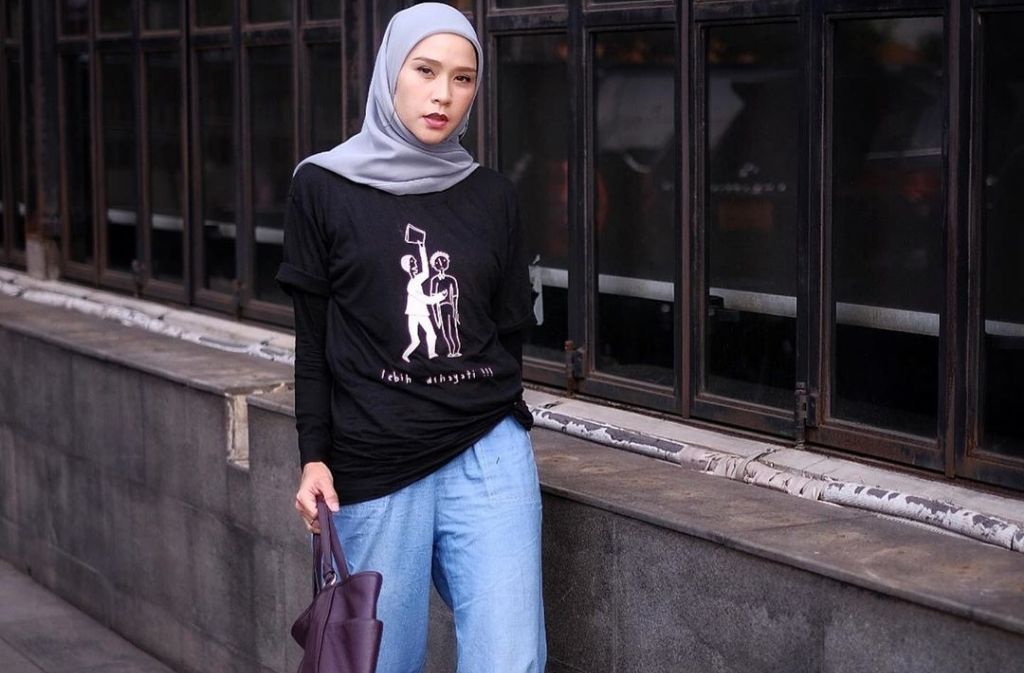 Tampil Kasual Dengan Hijab Dan Jeans, Intip 5 Gaya Ootd Aktris Berhijab Di Bawah Ini