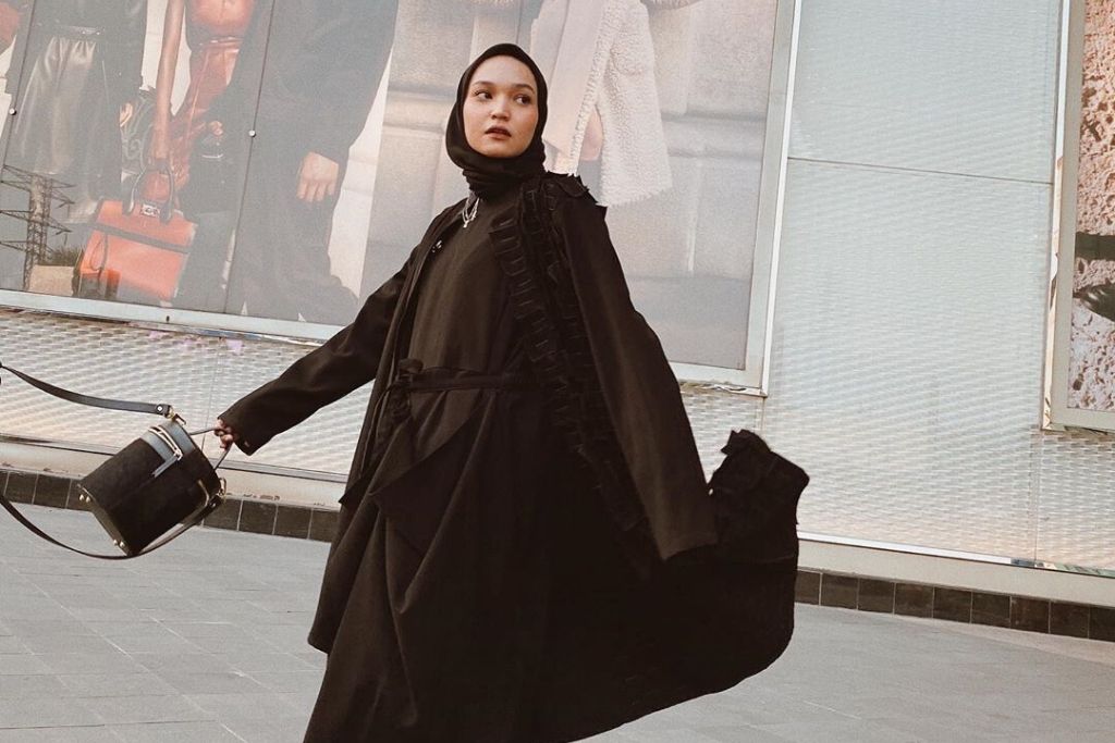 5 Ide Padu Padan Dark Tone Outerwear ala Penggemar Fashion Soraya Ulfa