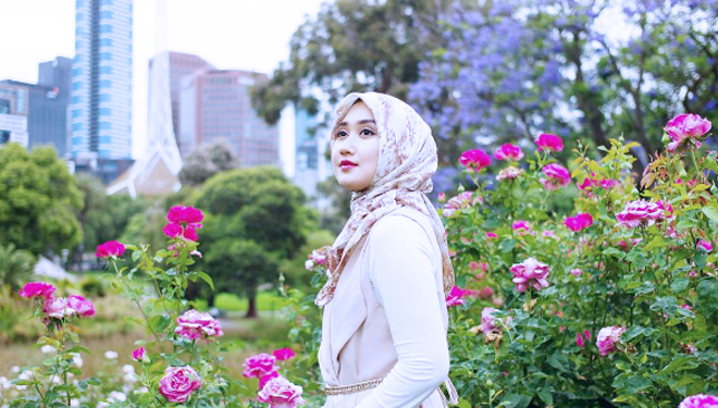 5 Inspirasi Fashion Hijab Ala Dian Pelangi Yang Bisa Kamu Tiru Sehari-Hari