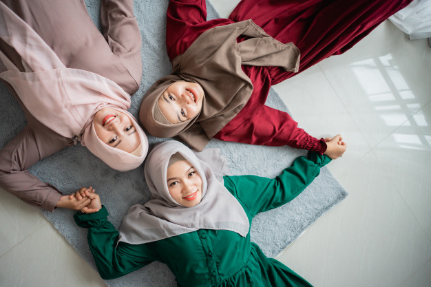 5 Warna Hijab Yang Harus Ada Di Lemari Pakaian Kamu