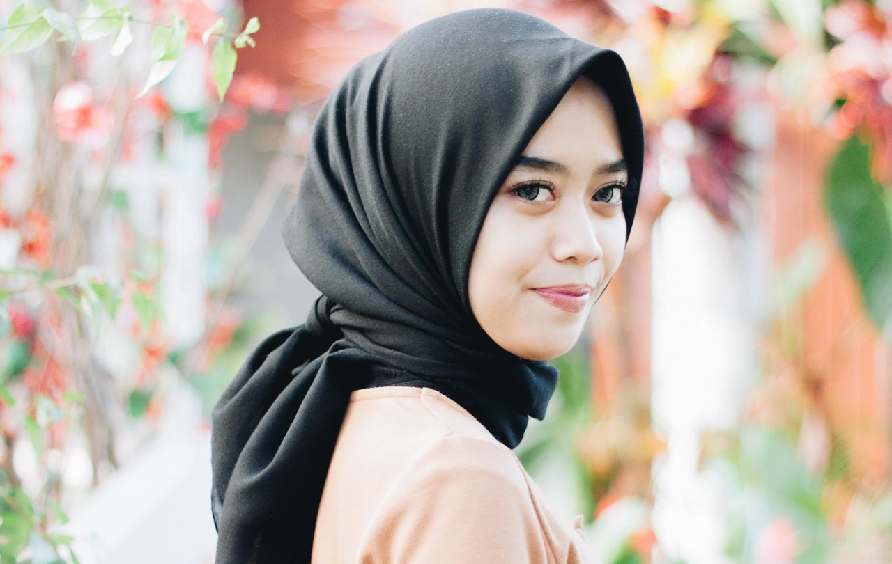 Ingin Hijab Kamu Rapi Sepanjang Hari? Lakukan Hal Simpel Ini 