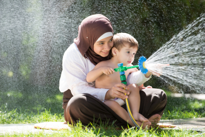 Bete Karena Hijab Sering Basah Tanpa Alasan yang Jelas? Coba Pakai Hijab Anti Air Ini