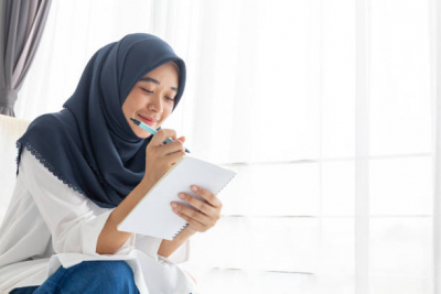 5 Cara Merawat Hijab Voal Agar Awet