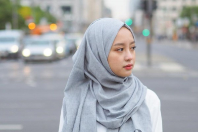 5 Rekomendasi Warna Hijab Agar Wajah Tampak Tirus 