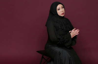 Bikin Geleng-geleng Kepala, Ini 5 Gaya Unik Melly Goeslaw Saat Tampil di Panggung