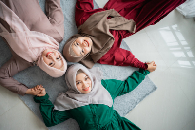 5 Warna Hijab Yang Harus Ada di Lemari Pakaian Kamu