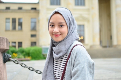 7 Pilihan Warna Hijab yang Bikin Wajah Cerah dan Glowing 