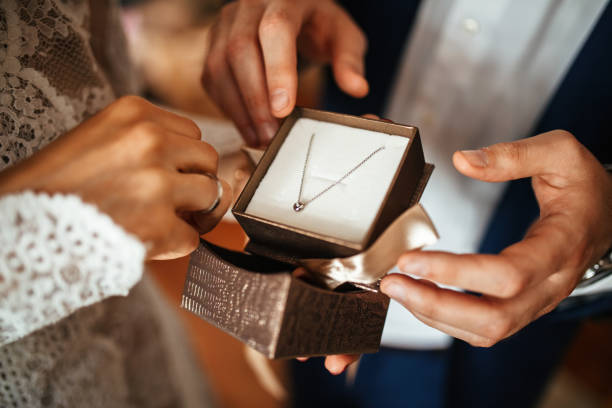 Tips Cara Memberikan Kado Perhiasan Pada Pasangan
