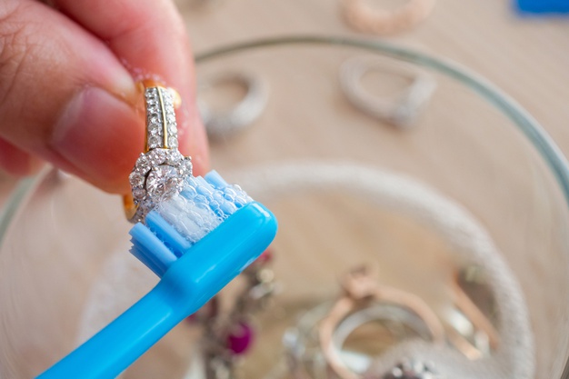 5 Cara Mudah Merawat Perhiasan Emas Di Rumah 