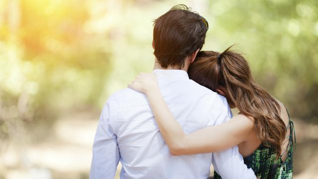 Studi Ungkap Mencium Pakaian Pasangan Dapat Mengurangi Stres Pada Wanita 