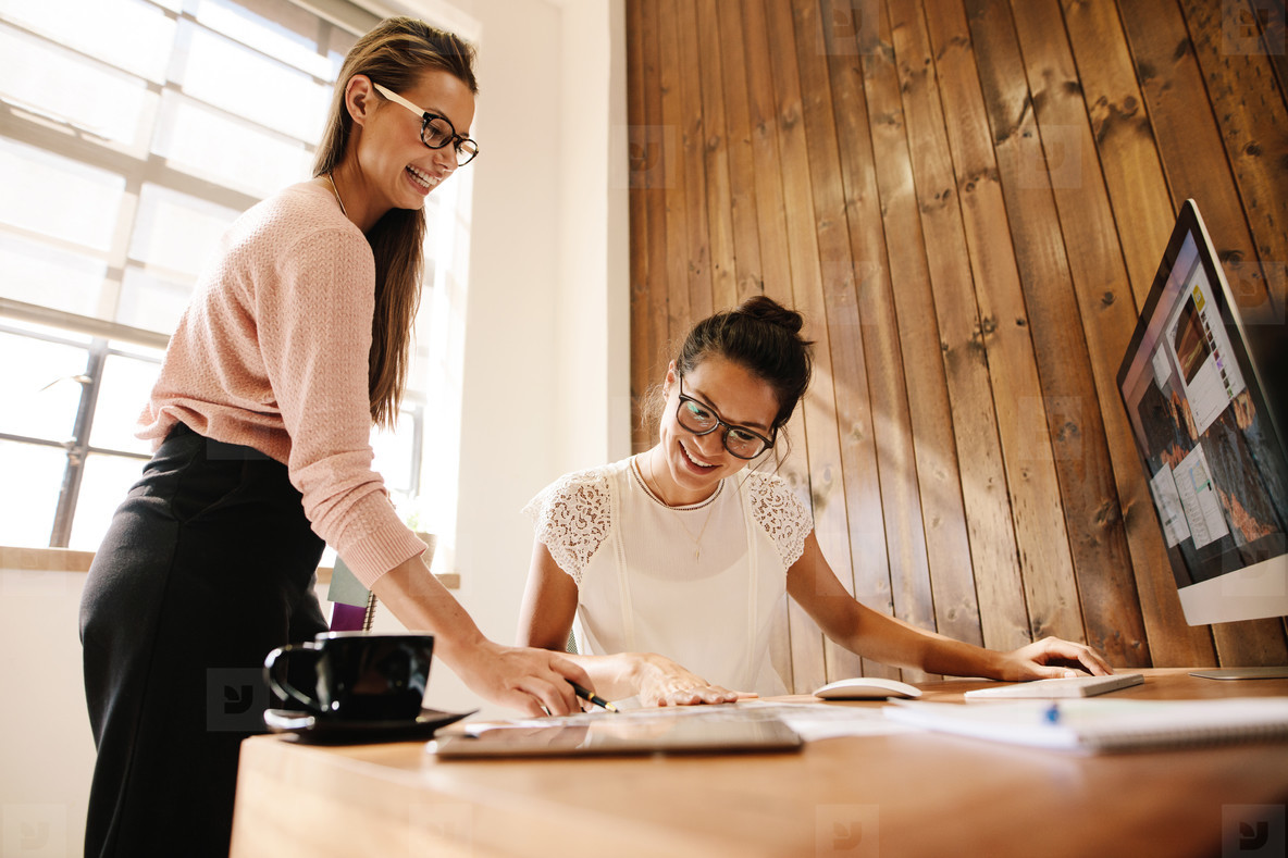 Siap-Siap, Ini 4 Tipe Teman Wanita Yang Akan Kamu Temui Di Kantor