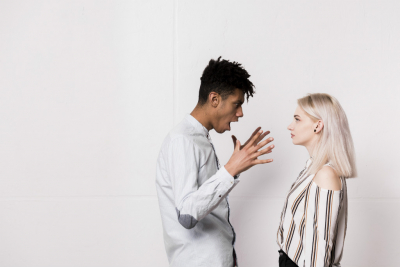 Berhenti untuk Diam Melulu, Ini 5 Tips Menghadapi Pasangan yang Kasar