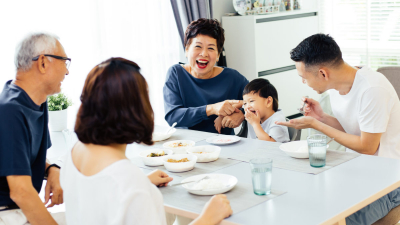 Bagaimana Menghadapi Orang Tercinta yang Menolak Melakukan Social Distancing?