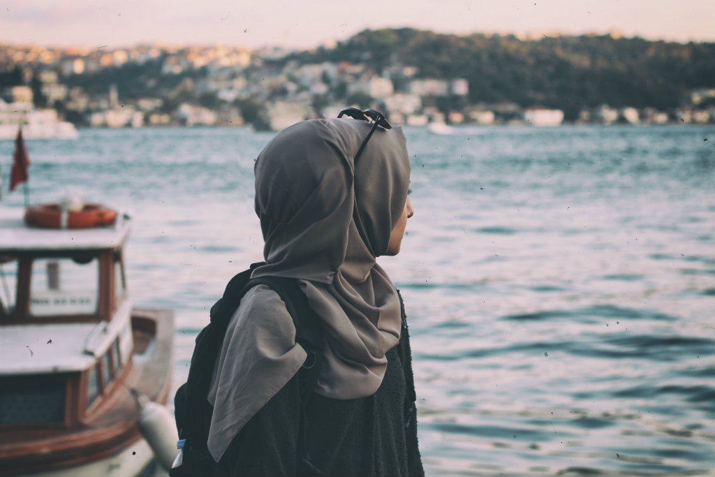 Agar Tas Ringan Saat Bepergian, Inilah 5 Tips Packing Untuk Hijaber Saat Traveling