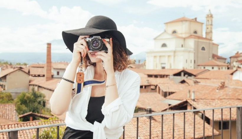 5 Alasan Wanita Yang Hobi Traveling Cenderung Menarik 